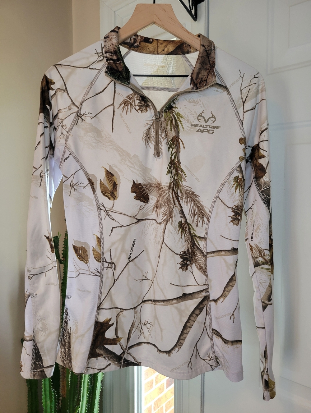 Realtree APC Snow Camo Performance Long Sleeve Zip Henley, Size Womens Medium